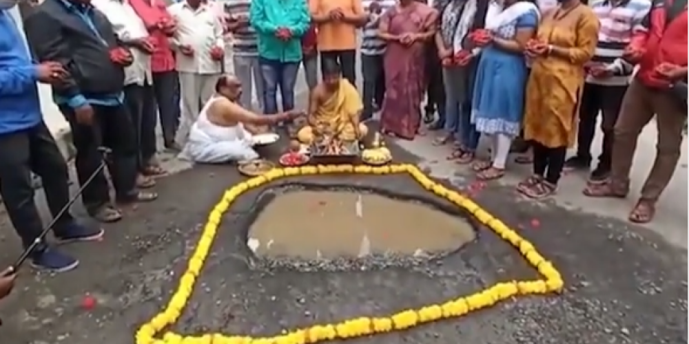 Жители Индии провели ритуал возле ямы на асфальте: о чем молились люди?