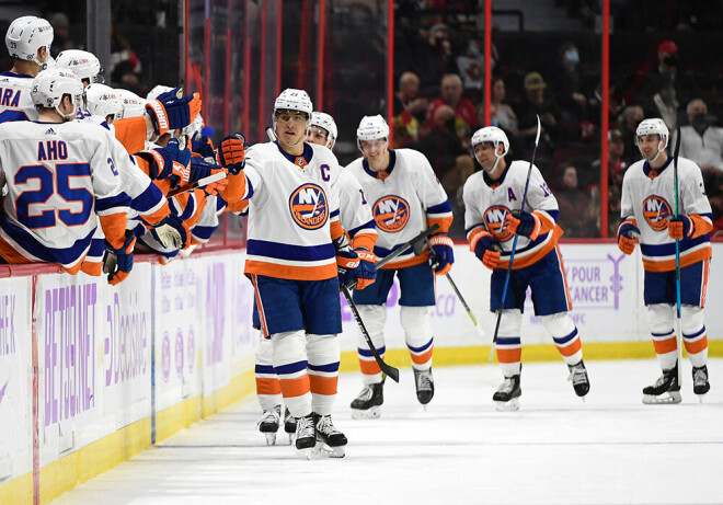 "Islanders" labā divus vārtus guva komandas kapteinis Anders Lī.