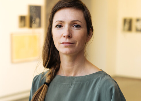 "Grāmatplaukts ir viena no mājas daiļrunīgākajām vietām," uzskata fotogrāfe Iveta Gabaliņa. Viņas pašas mājās gr;amatu ir daudz.