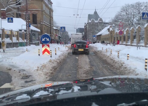 Экс-министр сообщения: "То, что сделали с улицами Риги, - преступление! Может, пора убрать столбики?"