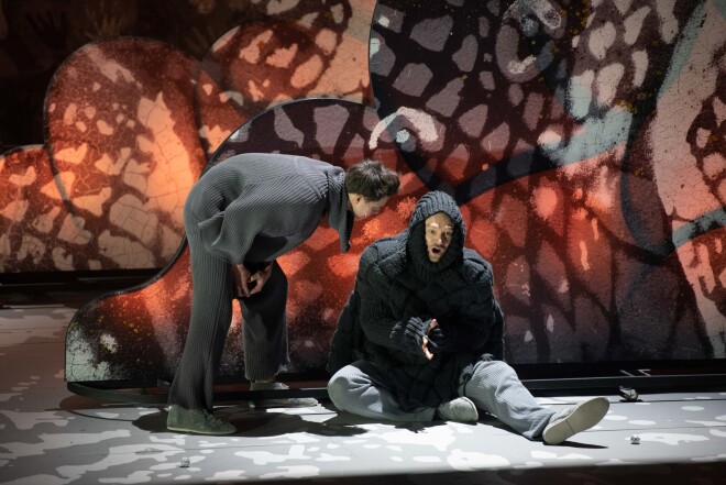 Skats no izrādes “Vīrs, kas zināja čūskuvārdus”.