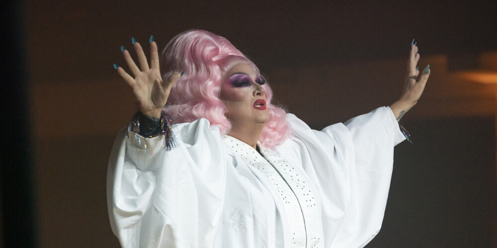 Mācītājs pamet baznīcu pēc parādīšanās amerikāņu "drag queen" šovā