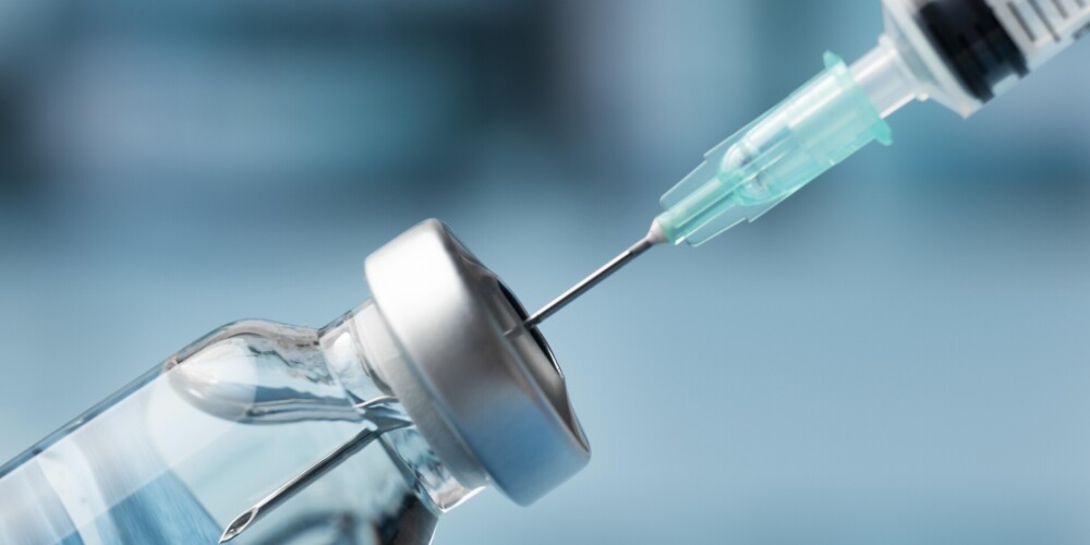 В Латвии в интернете распространяется рецепт "новой вакцины" от Covid-19, сделанной в домашних условиях