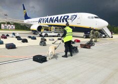 "Ryanair" lidmašīnu Minskā nosēsties no aviodispečeru punkta piespieda Baltkrievijas drošības komiteja, vēsta Polija