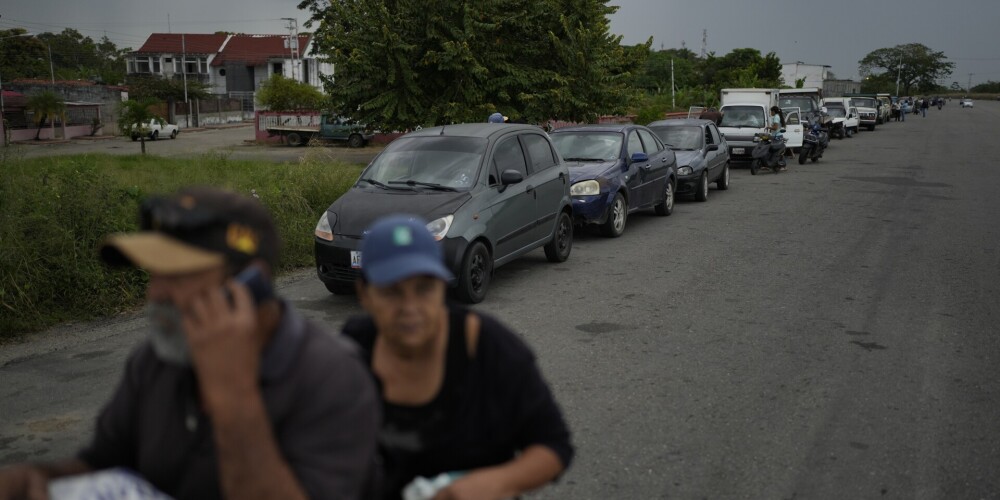 Venecuēla ir naftas valsts, taču pēc degvielas jāstāv rindā.