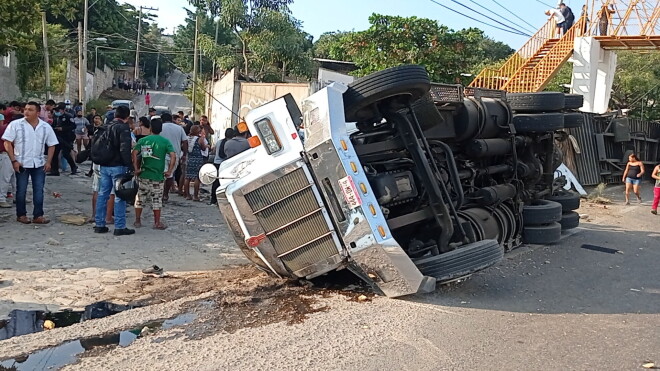 Apgāžoties kravas automašīnai, Meksikā bojā gājuši 54 cilvēki