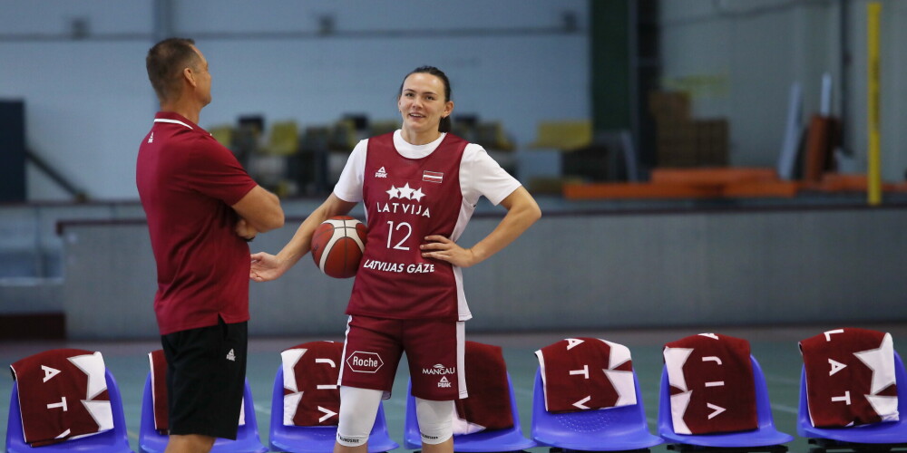 Latvijas sieviešu basketbola izlases galvenais treneris Gundars Vētra un Latvijas sieviešu basketbola izlases basketboliste Anete Šteinberga.