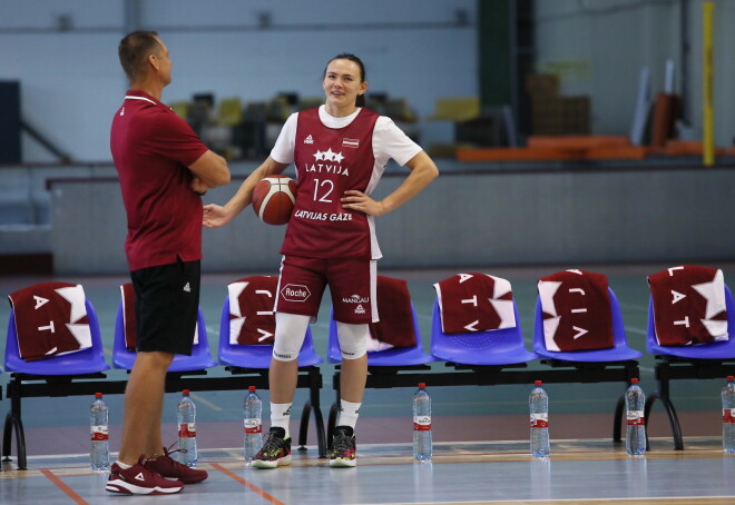 Latvijas sieviešu basketbola izlases galvenais treneris Gundars Vētra un Latvijas sieviešu basketbola izlases basketboliste Anete Šteinberga.