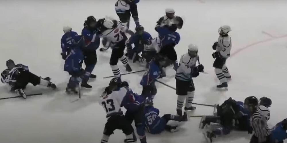 "Такой хоккей нам не нужен": 12-летние игроки устроили массовую драку на льду