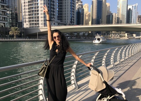 "Tas ir labs pārbaudījums attiecībām," - aktrise Samira Adgezalova-Abidi devusies pirmajā ceļojumā ar ģimeni
