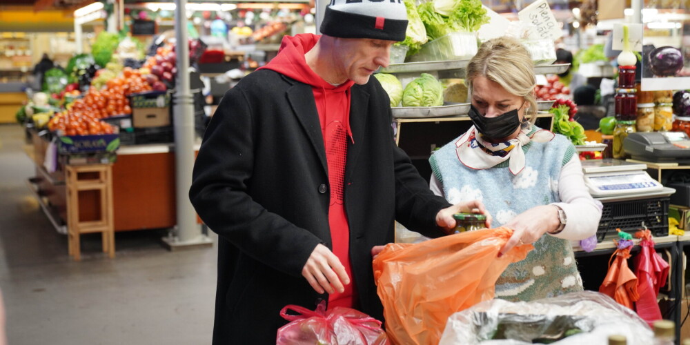 Saeimas deputāts Gobzems iepērkas Centrāltirgū.