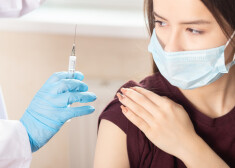 Денежное вознаграждение: как в России испытывают вакцину "Спутник М" на подростках