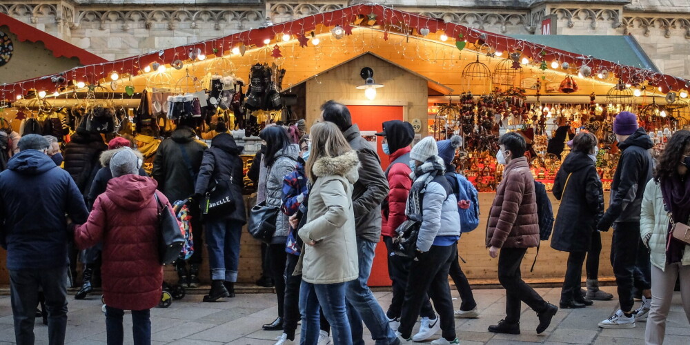 Cilvēki Milānā 11. decembrī.