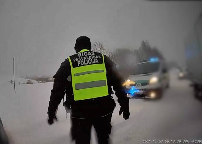 Спасла зайчика, но улетела в сугроб: полиция проезжала мимо очень вовремя