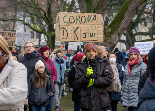 "Uzbrukums cilvēcei!" Austrijā un Vācijā protestē pret Covid-19 ierobežošanas pasākumiem