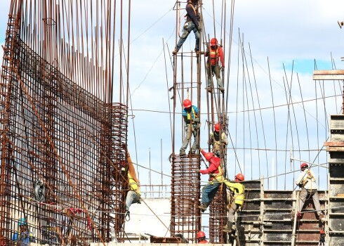 Nevakcinētie būvniecības sektorā nebaidās palikt bez darba
