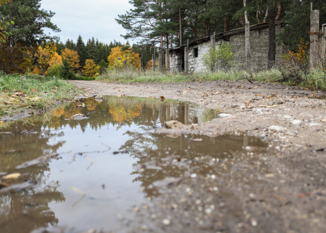 Жители престижного микрорайона Риги не могут добиться, чтобы их улицу заасфальтировали
