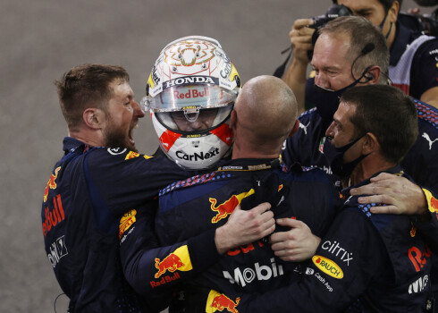 "Red Bull" nīderlandiešu pilots Makss Verstapens svētdien Abū Dabī "Grand Prix" pēdējā aplī izrāva savu karjerā pirmo Pirmās formulas (F-1) pasaules čempiona titulu.