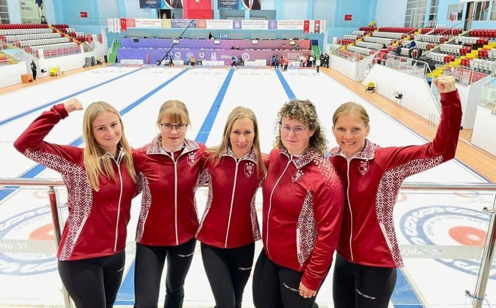 Latvijas kērlingistes izcīna otro uzvaru olimpisko spēļu kvalifikācijas turnīrā