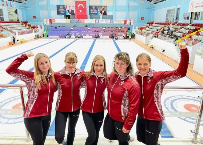 Latvijas kērlingistes izcīna otro uzvaru olimpisko spēļu kvalifikācijas turnīrā