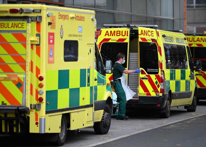 Lielbritānijā hospitalizēti pirmie ar Covid-19 omikrona variantu sasirgušie