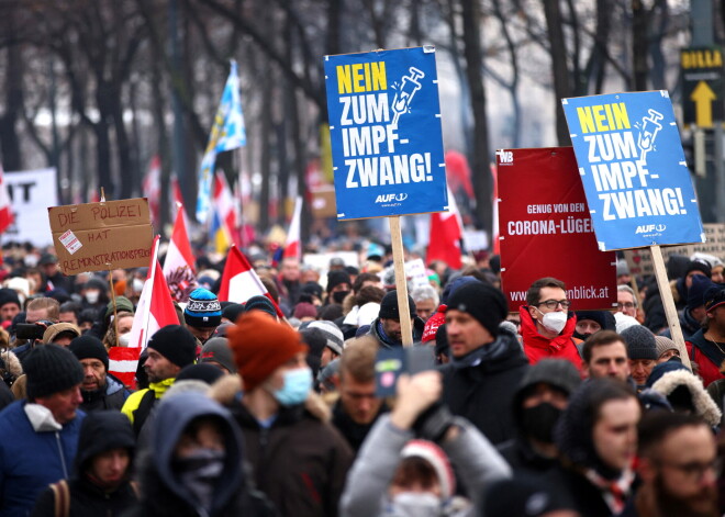 Nevakcinētie Austrijā arī turpmāk atstāt māju drīkstēs tikai konkrētu vajadzību dēļ