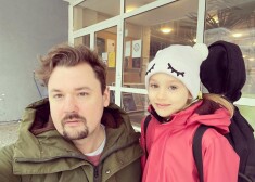 Paula Pūce dodas apgūt čella spēles prasmes. Valters ar meitu lepojas.