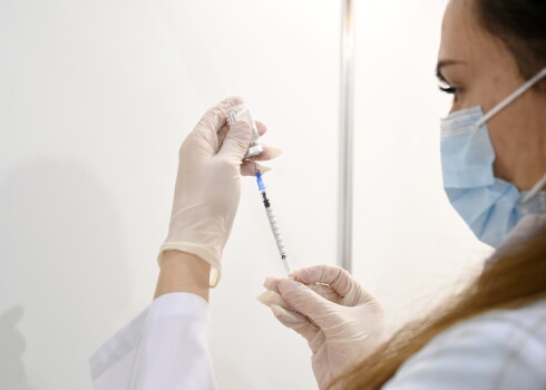 Vakcinēšanās pret Covid-19 tempu Latvijā uztur balstvakcinācija