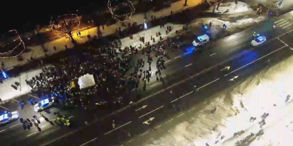 Protesta akcijas dēļ uz brīdi slēgta satiksme 11.novembra krastmalā
