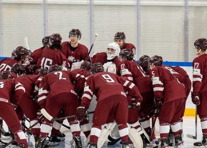 Latvijas U-20 hokeja izlase pasaules čempionātā grūtā cīņā uzvar dāņus