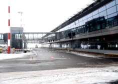 В Рижский аэропорт прибыли антигенные тесты для школ и муниципальных учреждений