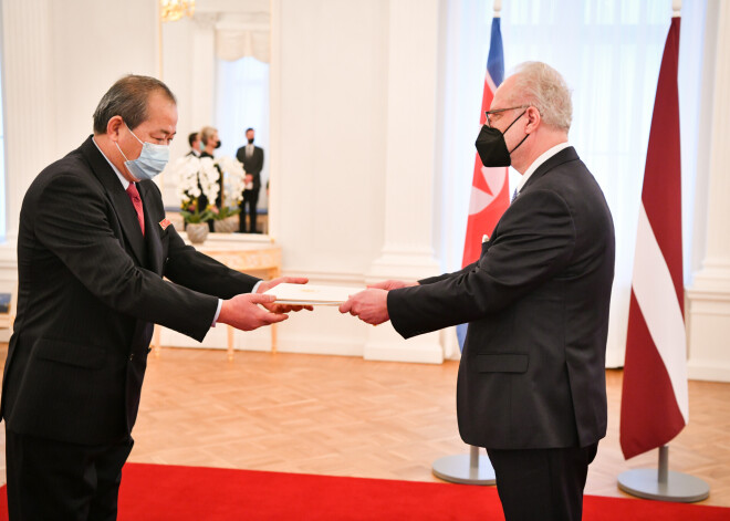 KTDR vēstnieks Ri Vonguks Latvijas prezidentam pasniedz akreditācijas vēstuli.