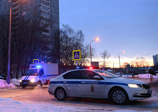 Maskavā vīrietis palīdz uz ielas pakritušai sievietei, pavada viņu mājās un izvaro