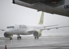 Взлетно-посадочные полосы рижского аэропорта заледенели, пилоты вынуждены менять маршрут