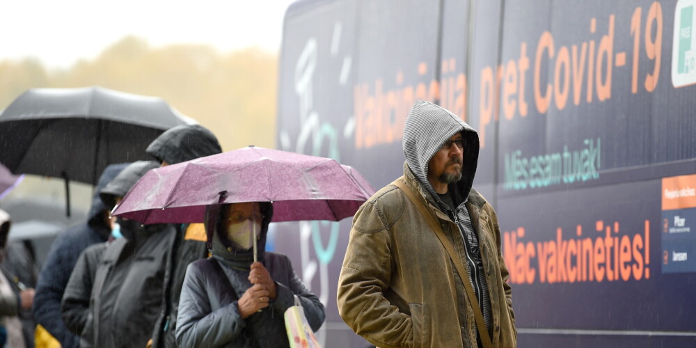 Cilvēki ieradušies saņem poti pret Covid-19 izbraukuma vakcinācijā speciāli pielāgotajā autobusā.