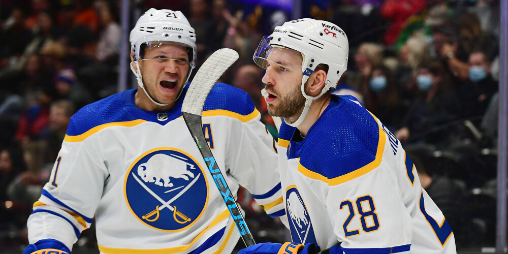 Latvijas hokejists Zemgus Girgensons (28. numurs). 