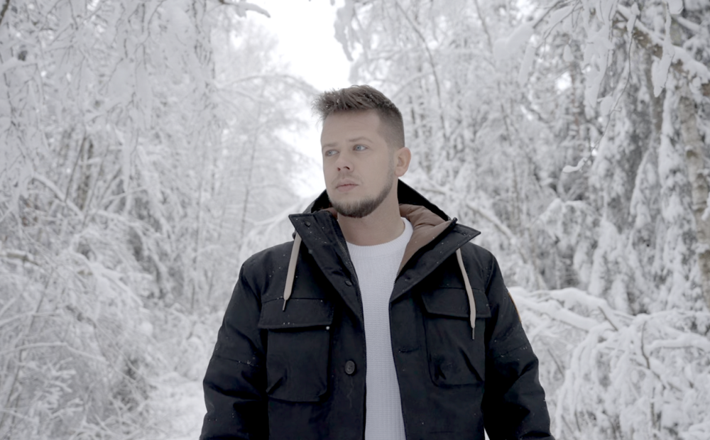 Singer Aivo Oskis wishes that no one would be “damn cold” this Christmas