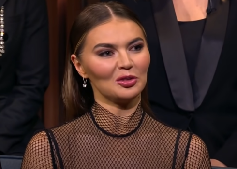Алина Кабаева появилась на шоу "Вечерний Ургант" в сетке и на шпильках