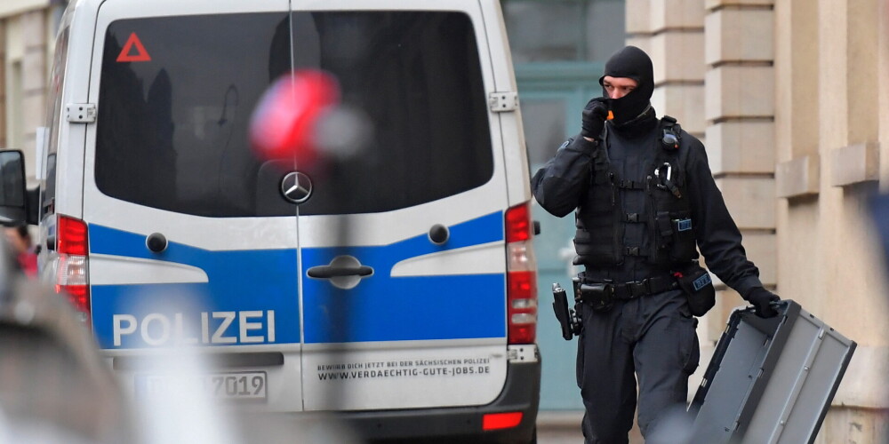 Reaģējot uz nāves draudiem Covid-19 vakcīnu atbalstošam politiķim, Vācijas policija uzsāk operāciju