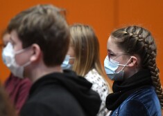 Children of a school class wear face masks during a lesson at the Neue Schule secondary school in Dorsten, western Germany, on December 1, 2021, amid the novel coronavirus / COVID-19 pandemic. - North Rhine-Westphalia's Minister of Education and Schools, Yvonne Gebauer, visits the Neue Schule Dorsten, which is applying to become a UNESCO school with an inclusive and differentiated teaching concept that is largely based on the UN Convention on the Rights of the Child. (Photo by Ina FASSBENDER / AFP)