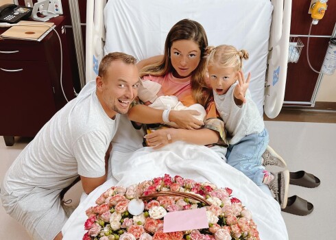 Нюша показала фото из палаты с двумя детьми и мужем после родов