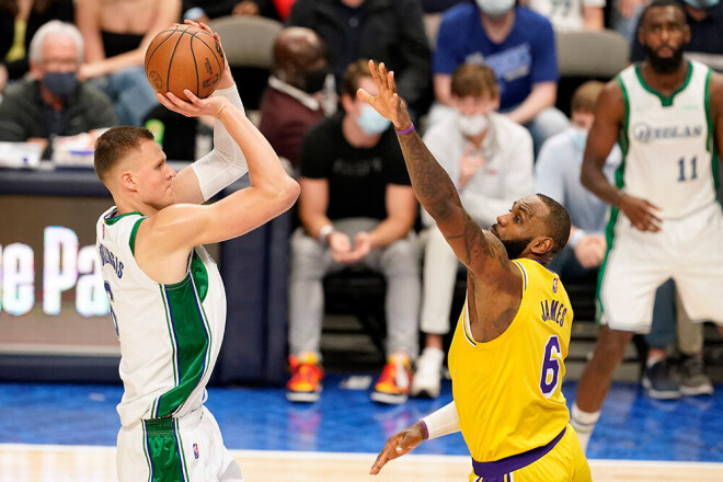 Kristaps Porziņģis pāri Lebrona Džeimsa rokām realizēt tālmetienu, kas viņam šajā mačā bija vienīgais precīzais metiens aiz trīspunktu līnijas.