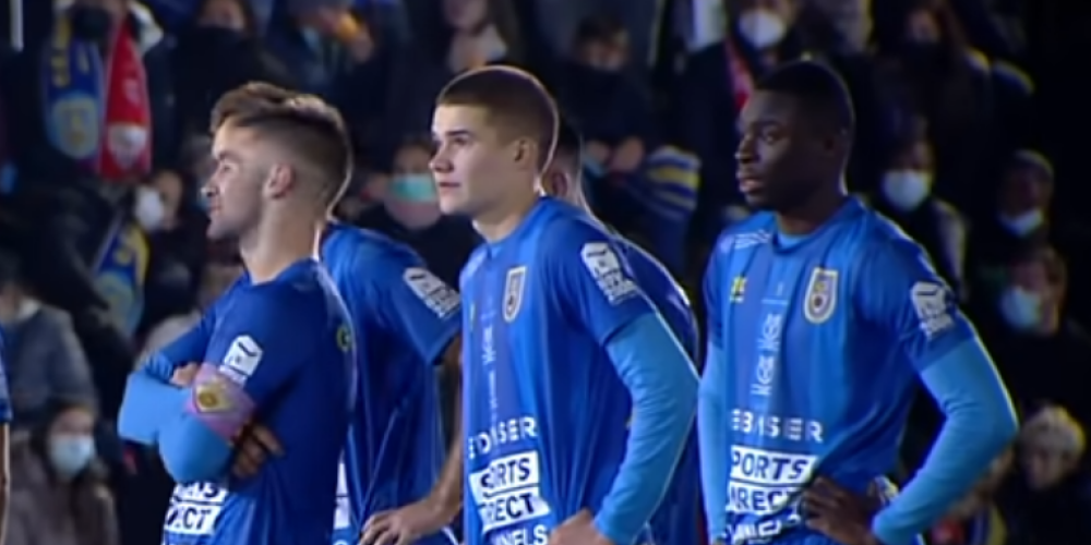 Jaunais Latvijas futbolists Markuss Kalniņš palīdz gūt vārtus pret vareno "Sevilla"; līdz milzu sensācijai nedaudz pietrūkst