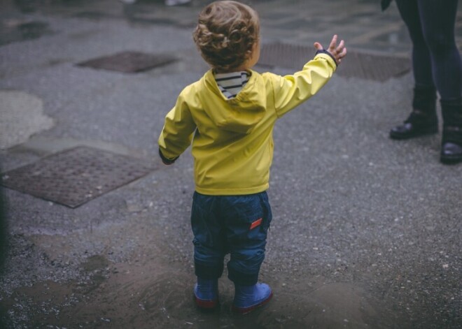 Сейм решил усложнить процедуру усыновления детей иностранцами