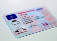Сейм рассмотрит предложение о предъявлении вместе с Covid-сертификатом водительского удостоверения