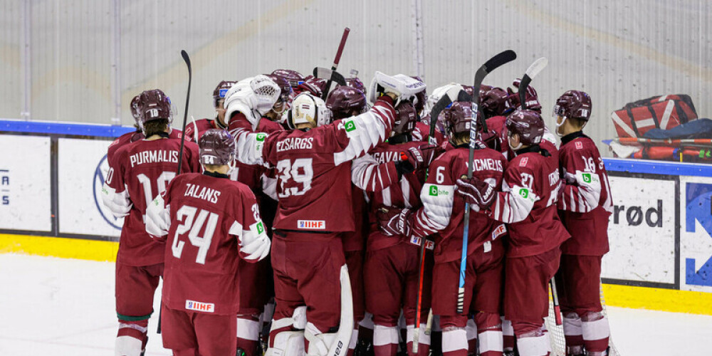 Latvijas U-20 hokejisti pasaules čempionātā pārliecinoši pieveic Ungāriju