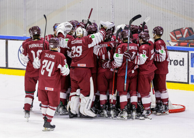 Latvijas U-20 hokejisti pasaules čempionātā pārliecinoši pieveic Ungāriju