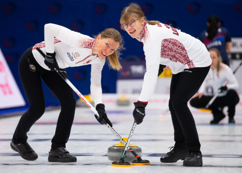 Latvijas sieviešu kērlinga izlase nonākusi vienas uzvaras attālumā no dalības olimpiskajās spēlēs