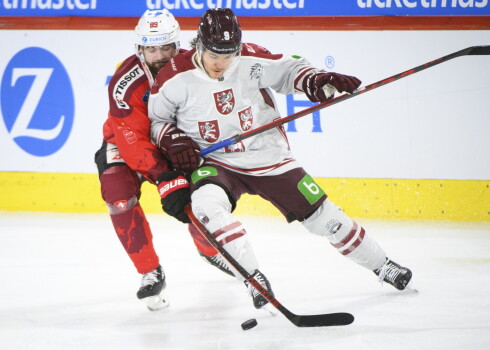 Latvijas hokejisti pārbaudes turnīra otrajā mačā minimāli piekāpjas Šveicei