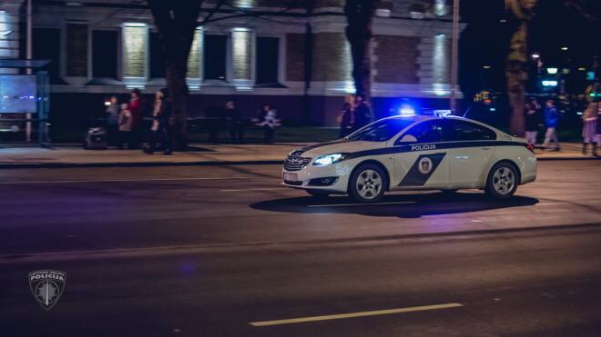 Trešdienas vakarā liepājnieki varēja vērot trillera cienīgu policijas pakaļdzīšanos kādam “Audi”: to pa braukšanas pretējo joslu vadīja šoferis dzērumā, bez vadītāja tiesībām, pārkāpdams virkni ceļu satiksmes noteikumu. 